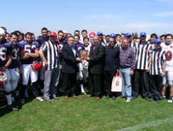 Kömürcü Özcan'a plaket verdi Kömürcü Özcan'a plaket verdi