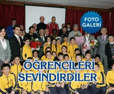 Ankaragücü'nde futbolcular öğrencileri sevindirdi