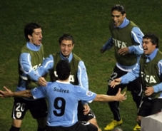 Uruguay ilk çeyrek finalist: 2-1