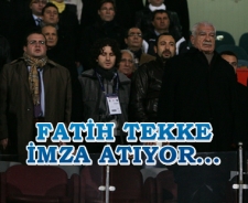 Fatih Tekke imza atıyor