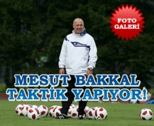 Mesut Bakkal taktik yapıyor