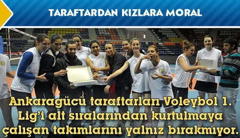 Taraftardan kızlara moral