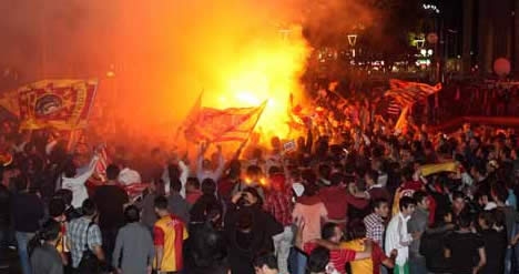 Galatasaraylıları Çevik Kuvvet kurtardı...