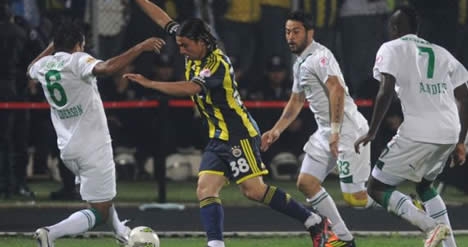 Bursaspor kupayı elleri ile Fener'e verdi...