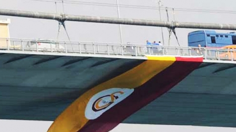 Galatasaray bayrağı köprüye asıldı