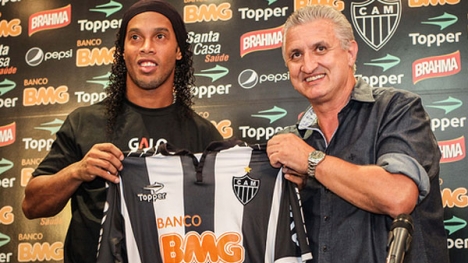 Ronaldinho yeni takımında...