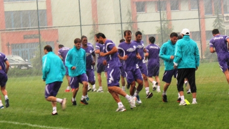 Orduspor antrenmanlara yağmurla başladı...