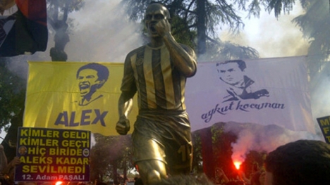 Alex heykelini gözyaşlarıyla açtı!