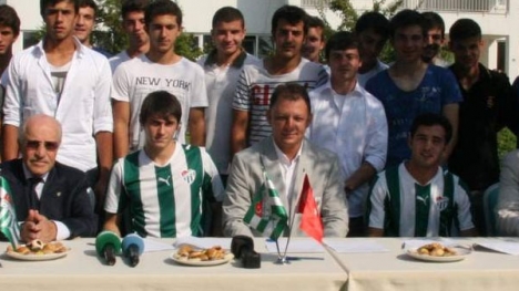 Genç Timsahlar imzaladı
