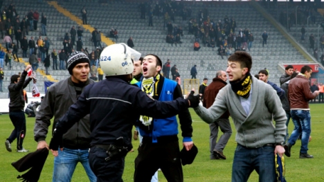 Malesef dediğimiz çıktı. 5 maç ceza..