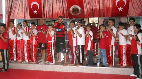 Aykut Demir'den kick boks takımına ziyaret!