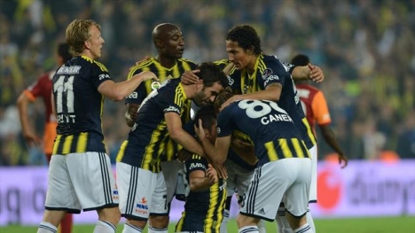 Tribüne çıkan futbolcuların derdi para