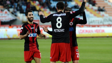 Gençler 'CentilmenLiği' unuttu