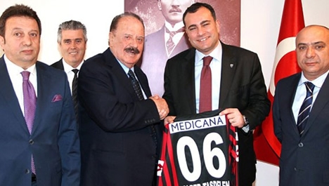 Babasını attı, oğlunu ziyaret etti...