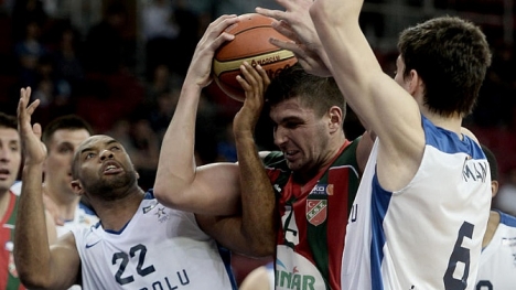 Anadolu Efes öne geçti..