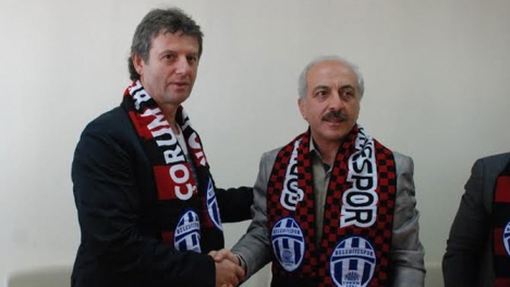 Çorum Belediyespor'da İncedal resmi imzayı attı..