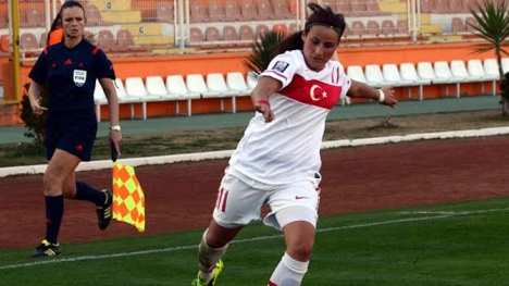 Konak Belediyespor, Arzu Karabulut'a imza attırdı..