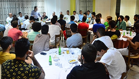 Yiğiner, futbolcularla iftar yaptı!