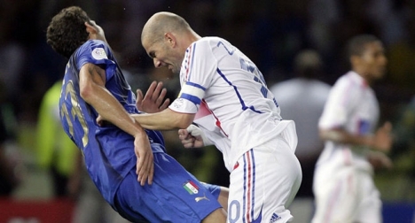Materazzi ile Zidane karşı karşıya geldi!
