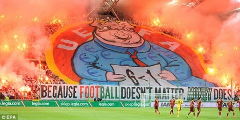 UEFA'ya domuzlu protesto!