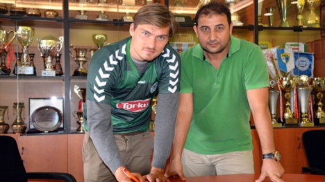 Konyaspor'da Belec imzayı attı..