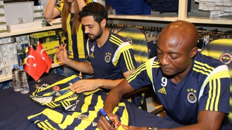 Fenerbahçeli futbolcular taraftarlara imza dağıttı