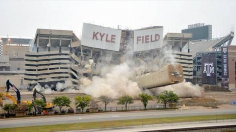 Kyle Field Stadı dinamitle yıkıldı