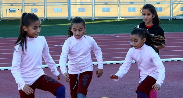 Çocuklar, sokaktan piste geçiyor!