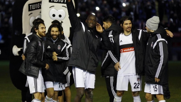 Beşiktaş taraftarı Mersin galibiyetinin ardından stadı terk etmedi