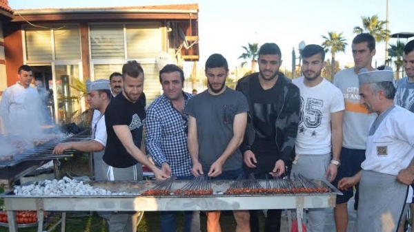 Adana Demirspor'dan mangal partisi..