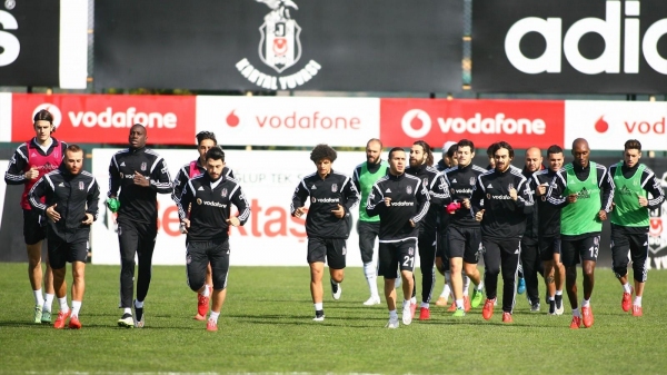 Beşiktaş'ta Cenk Gönen takımla çalıştı