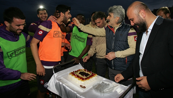 Osmanlıspor'da antrenman sonrası kutlama...