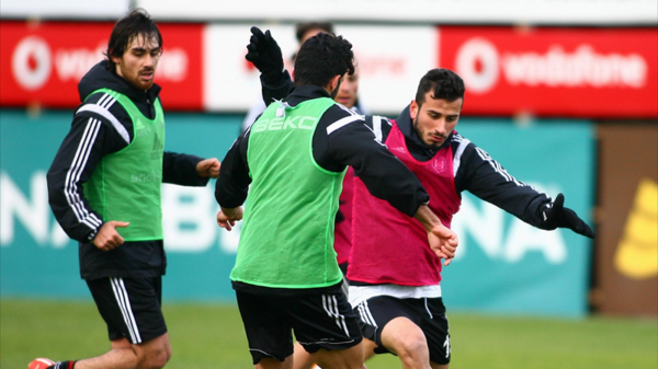 Beşiktaş antrenmanını dolu bastı
