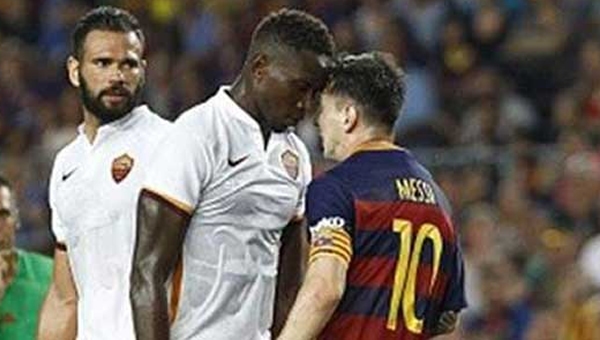 Messi rakibine kafa attı!