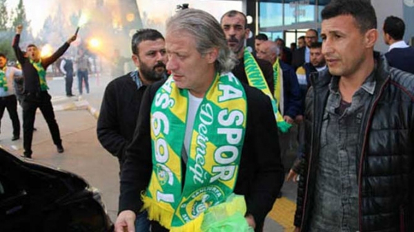 Tugay Kerimoğlu çiçeklerle karşılandı..