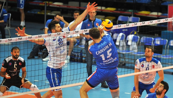 Halkbank ilk yarıyı lider bitirdi