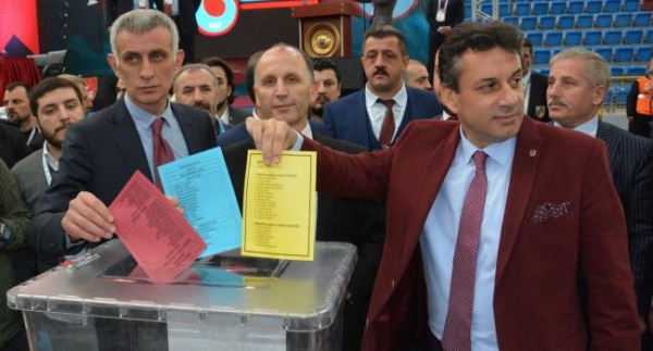 Oy verme işlemi sürüyor