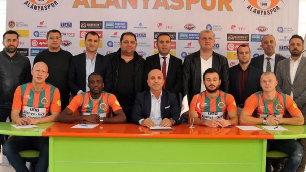 Alanyaspor'da imzalar atıldı!