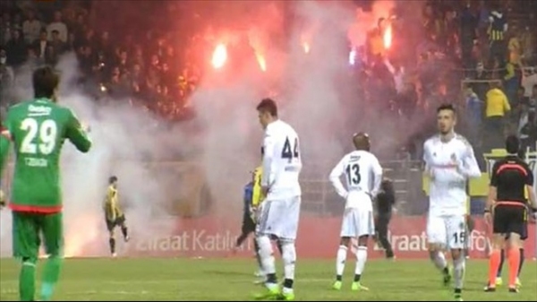 Bucaspor-Beşiktaş maçı iki kez durdu!