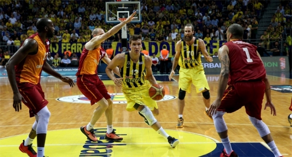 Derbide ilk raunt Fenerbahçe'nin