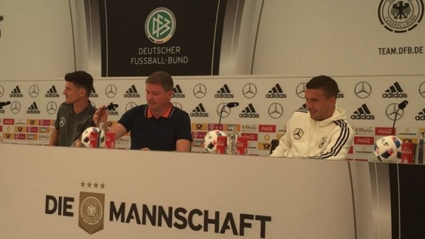 Mario Gomez ve Lukas Podolsi basın toplantısı düzenledi