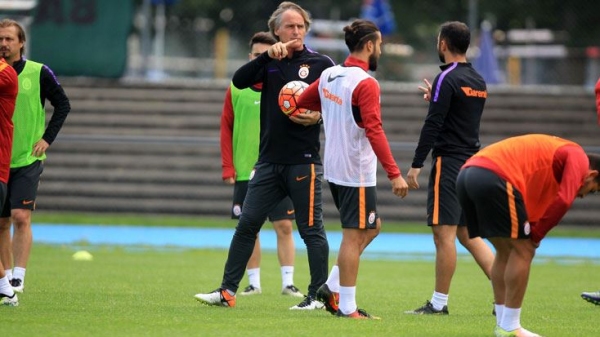 Galatasaray kampa devam kararı aldı