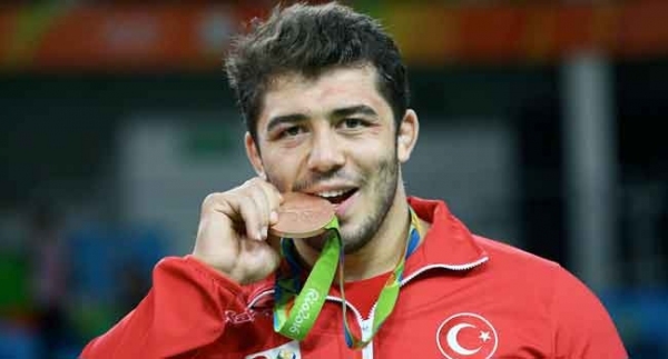 "Bronz adam" Cenk İldem