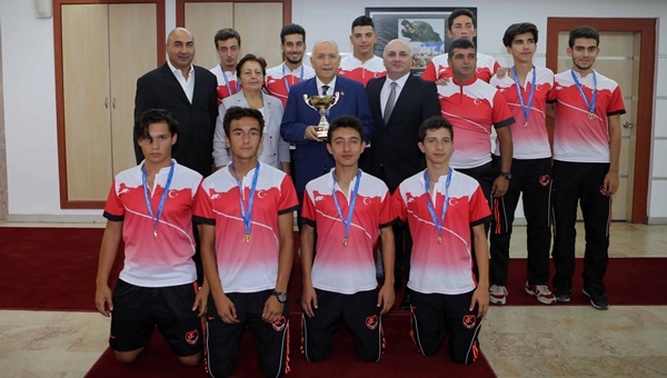 Şampiyonlar sevinçlerini Fethi Yaşar ile paylaştı