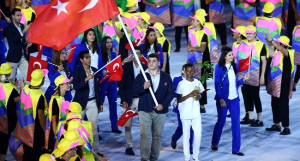 Türk bayrağını Rıza Kayaalp taşıdı