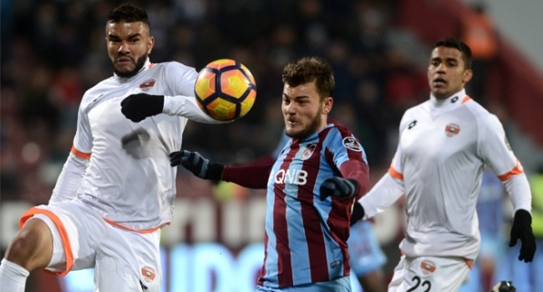 Adanaspor ligin dibine demir attı