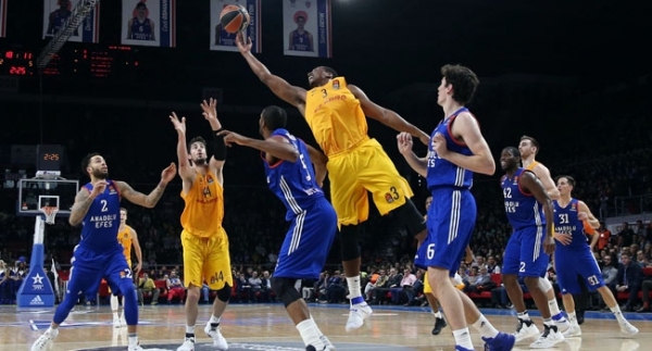 Anadolu Efes, Barça'yı son anda...
