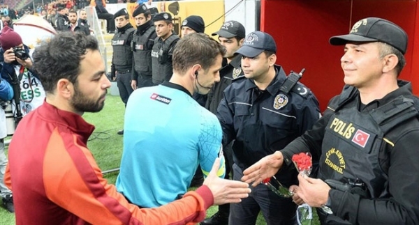 Arena'da polise büyük destek