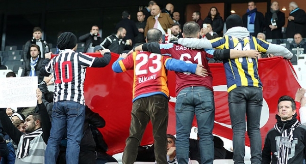 Dolmabahçe'de şehitler için tek yürek