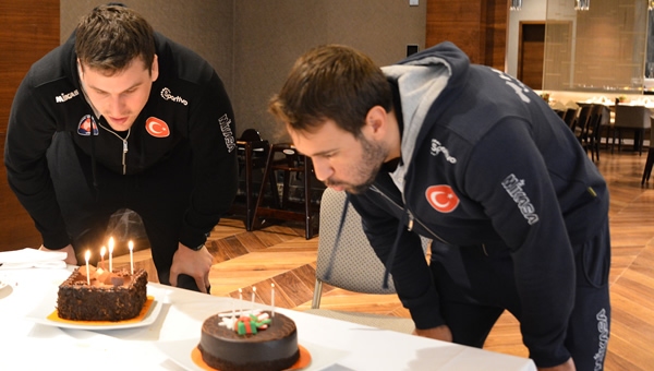 Halkbank'ta çifte doğum günü